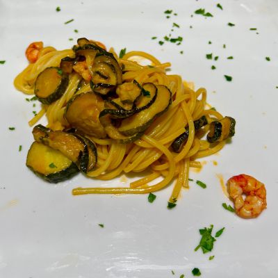 Spaghettoni zucchine e gamberi di Mazara - 